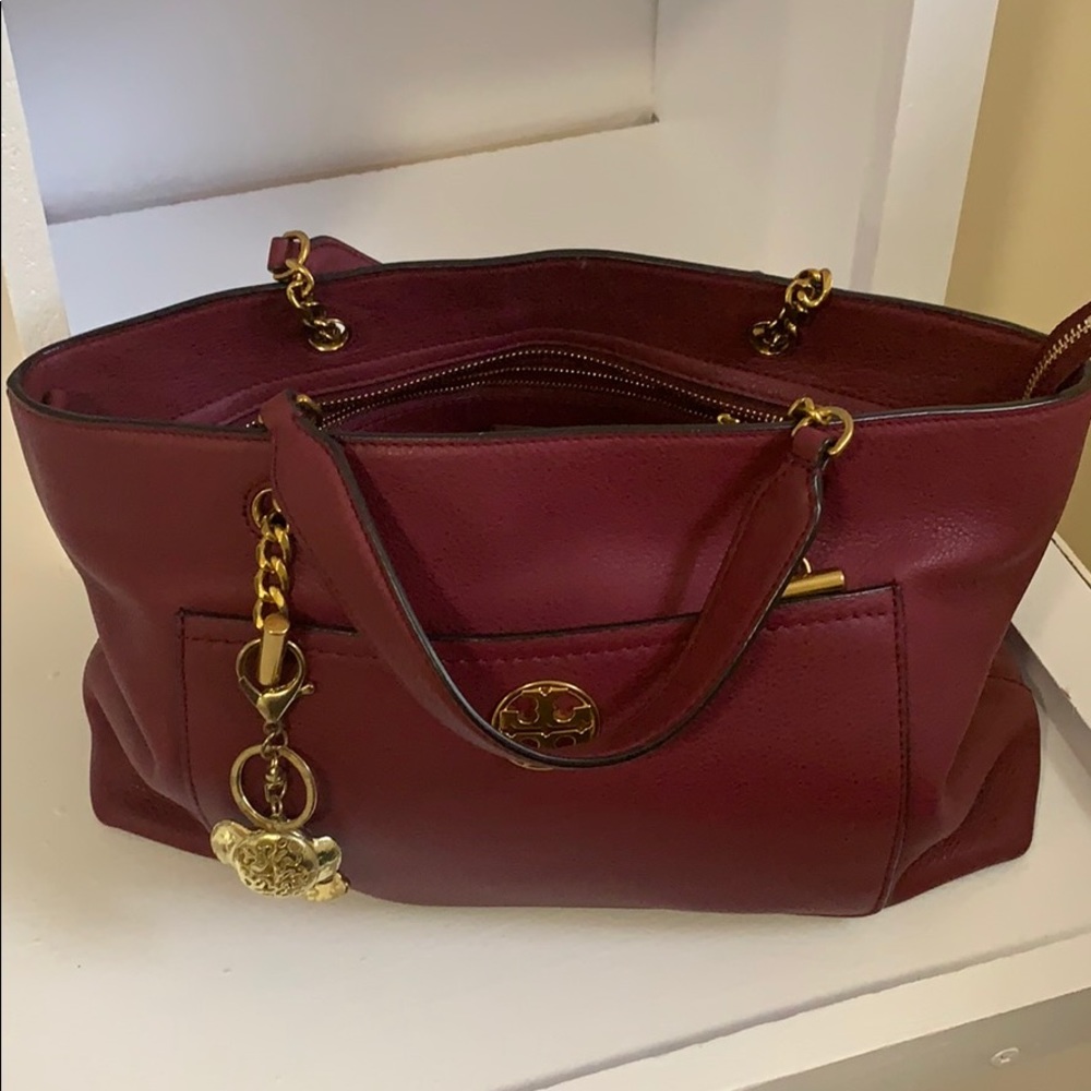Almost New Tory Burch bag. Comes with dust bag